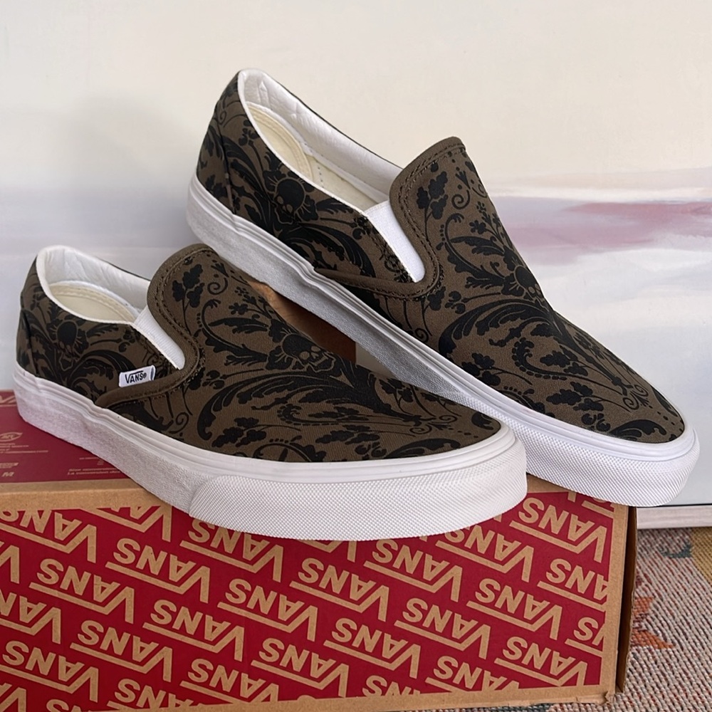 Vans WMNS Classic Slip-On
Skull Tapestry Grape Leaf
VN0A5A080FI
Sneakers - Picture 6 of 16